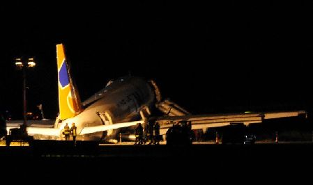意客機暴雨中降落突遇風切變 沖出跑道約30人受傷