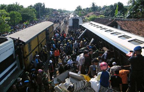 印尼發生兩起火車相撞事故 37人死亡數十人受傷