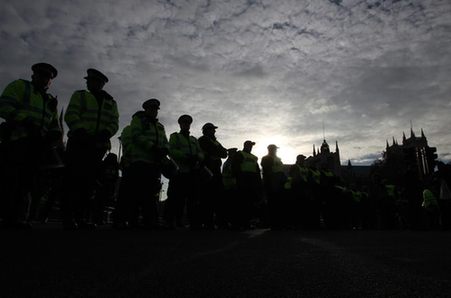 英國約2萬人包圍國會(huì)抗議學(xué)費(fèi)上漲條款