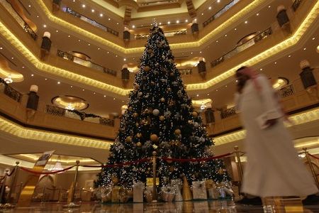 An 11-million-dollar Christmas tree at the Emirates Palace Hotel 圖:阿聯(lián)酋推出史上最貴圣誕樹 價值1100萬美元