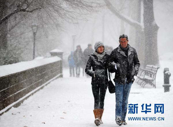 紐約遭暴風雪襲擊 部分地區能見度為零