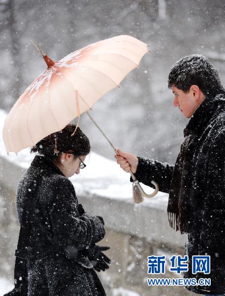 紐約遭暴風雪襲擊 部分地區(qū)能見度為零