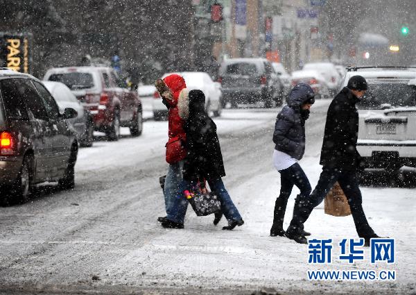 紐約遭暴風雪襲擊 部分地區(qū)能見度為零