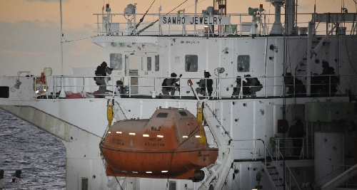 韓國海軍對被劫貨輪發(fā)起罕見強攻 擊斃海盜救出人質(zhì)