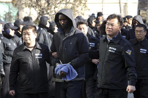 組圖：索馬里海盜被押送至韓國警察總部