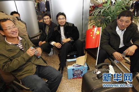 中國旅客等待增派航班到達
