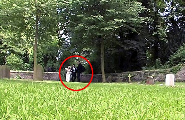 英國新婚夫婦遭遇最“雷”攝像師 來賓雙腳成錄像主角
