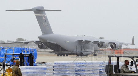 美軍運(yùn)輸機(jī)飛抵仙臺(tái)機(jī)場 裝載大批救災(zāi)物資