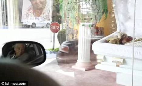 美國人推出“櫥窗葬禮” 親友可坐在車內(nèi)瞻仰遺容