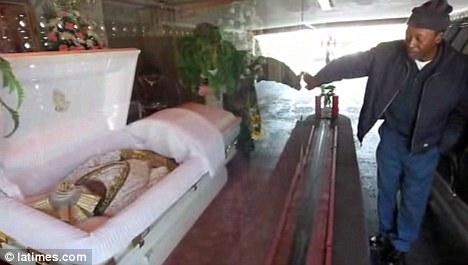 美國人推出“櫥窗葬禮” 親友可坐在車內(nèi)瞻仰遺容