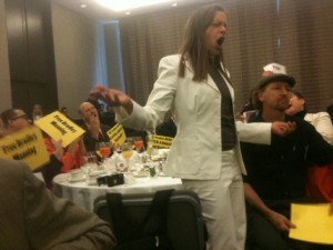 美司法部調(diào)查油價(jià)飆升真相 奧巴馬尷尬聽(tīng)“抗議歌”