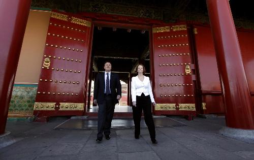 澳大利亞總理吉拉德首次訪華 參觀故宮同游客合影