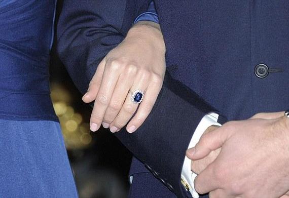 從戴安娜到凱特:訂婚鉆戒情牽?jī)纱?guó)王妃