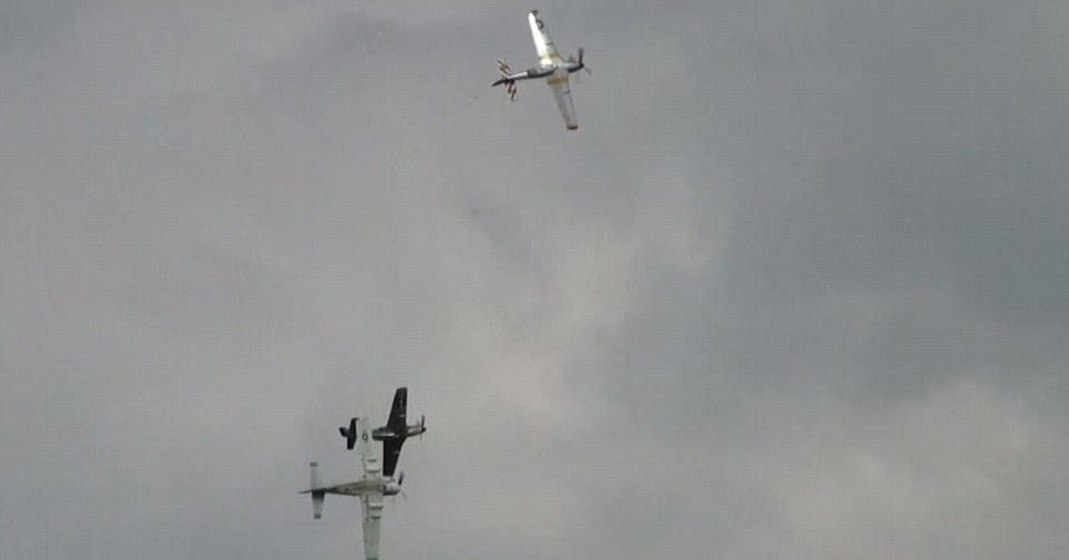 英國戰機飛行表演頭沖下落地 駕駛員安然無恙