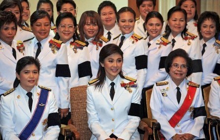 他信妹妹“接棒”當選泰國首位女總理 面臨“傀儡總理”質疑