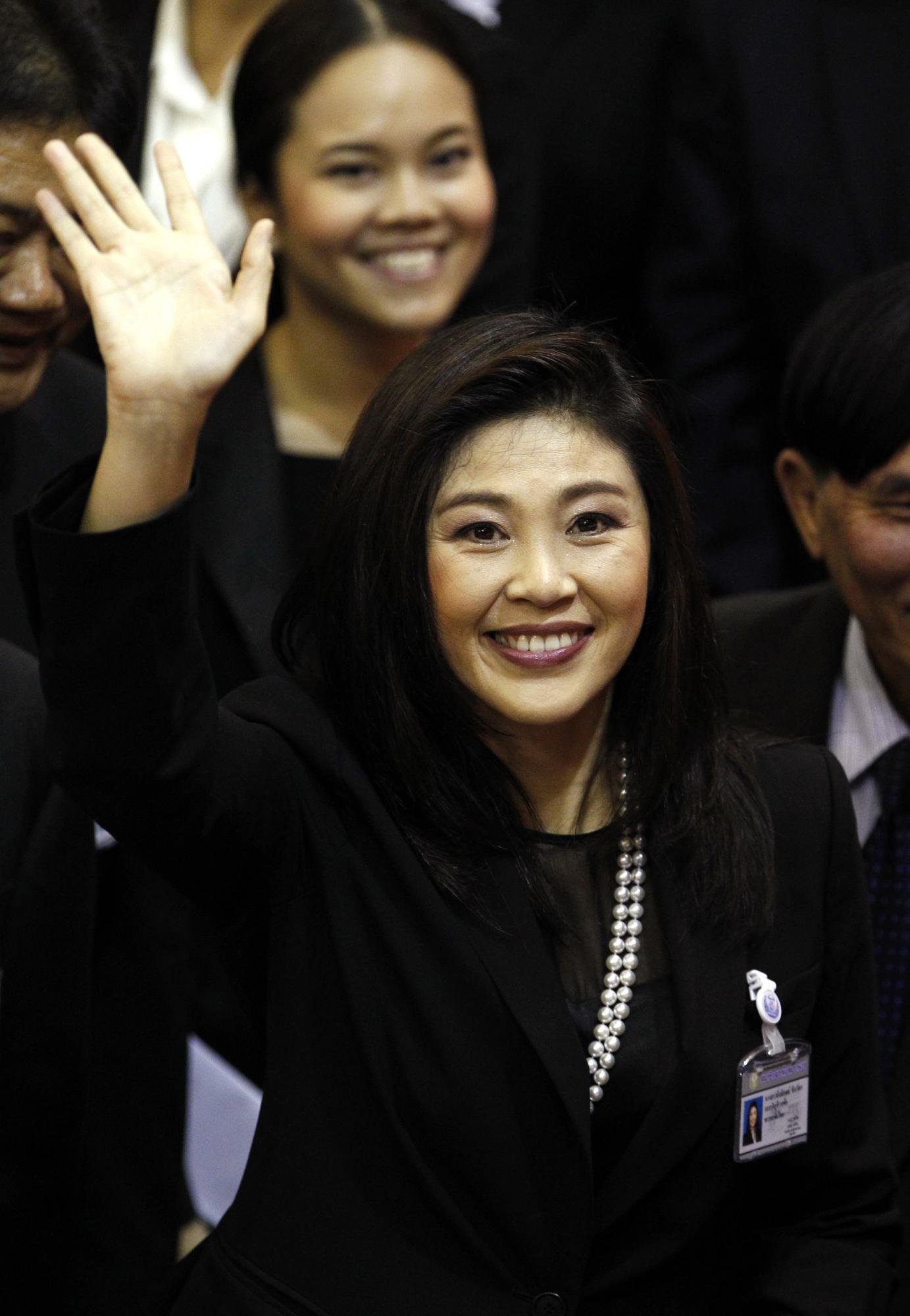 他信妹妹“接棒”當(dāng)選泰國(guó)首位女總理 面臨“傀儡總理”質(zhì)疑