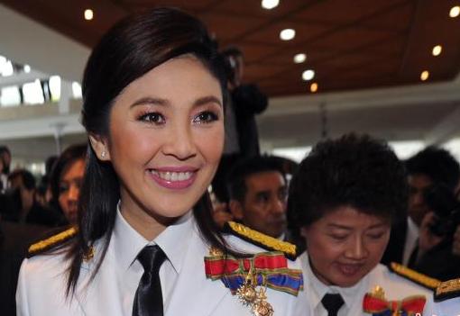 他信妹妹“接棒”當(dāng)選泰國(guó)首位女總理 面臨“傀儡總理”質(zhì)疑