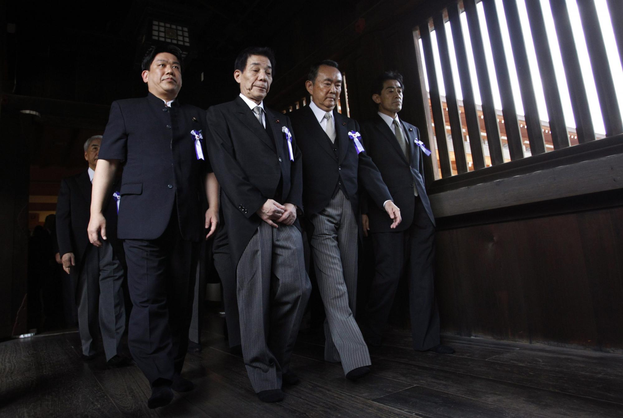 日本50余議員戰(zhàn)敗日參拜靖國神社 菅直人內閣無人拜鬼