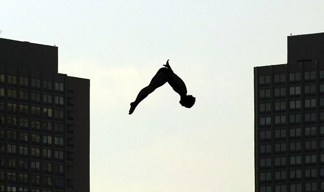 27米懸崖驚險(xiǎn)一躍 英國(guó)選手有望蟬聯(lián)“紅牛”懸崖跳水冠軍