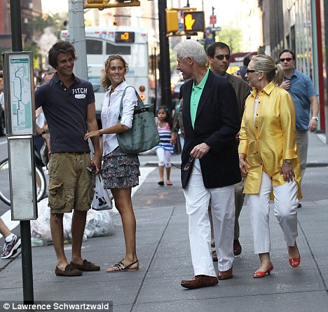 罕見(jiàn)街拍希拉里攜夫閑逛紐約 疑欲隱退回歸普通生活