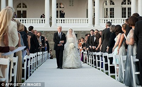 罕見(jiàn)街拍希拉里攜夫閑逛紐約 疑欲隱退回歸普通生活