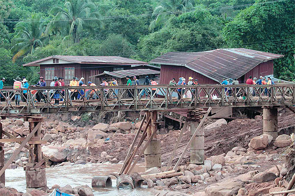 泰國洪災已致92人死亡 洪水威脅首都曼谷