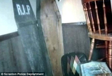 英國財迷媽謊稱兒子患癌騙錢 美國惡毒母逼親子睡棺材