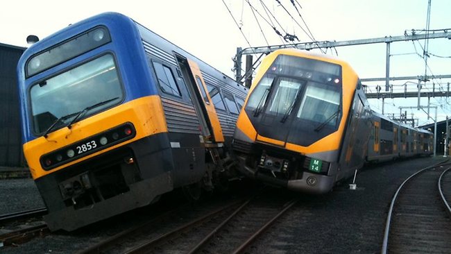 悉尼兩火車相撞后傾斜 幸無人員傷亡