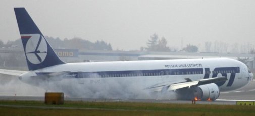 一架載231人客機(jī)波蘭迫降無(wú)傷亡 戰(zhàn)機(jī)護(hù)送(圖)