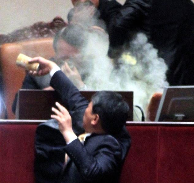 韓國(guó)國(guó)會(huì)通過韓美自貿(mào)協(xié)定 在野黨議員怒擲催淚彈