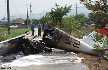 韓國“鷹”式教練機(jī)墜毀 兩名飛行員喪生