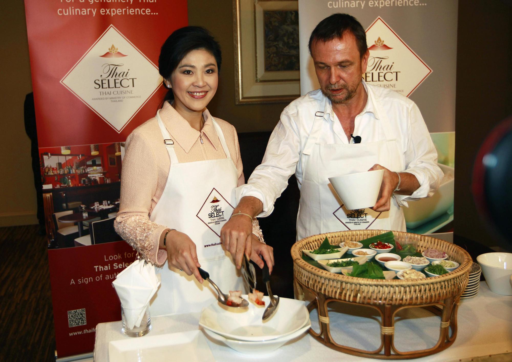 泰國(guó)總理英拉“洗手做羹湯” 悉尼推廣泰國(guó)料理