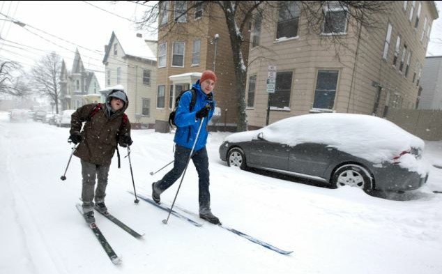 美國東北部遭遇創(chuàng)紀(jì)錄暴風(fēng)雪 多個(gè)州進(jìn)入緊急狀態(tài)