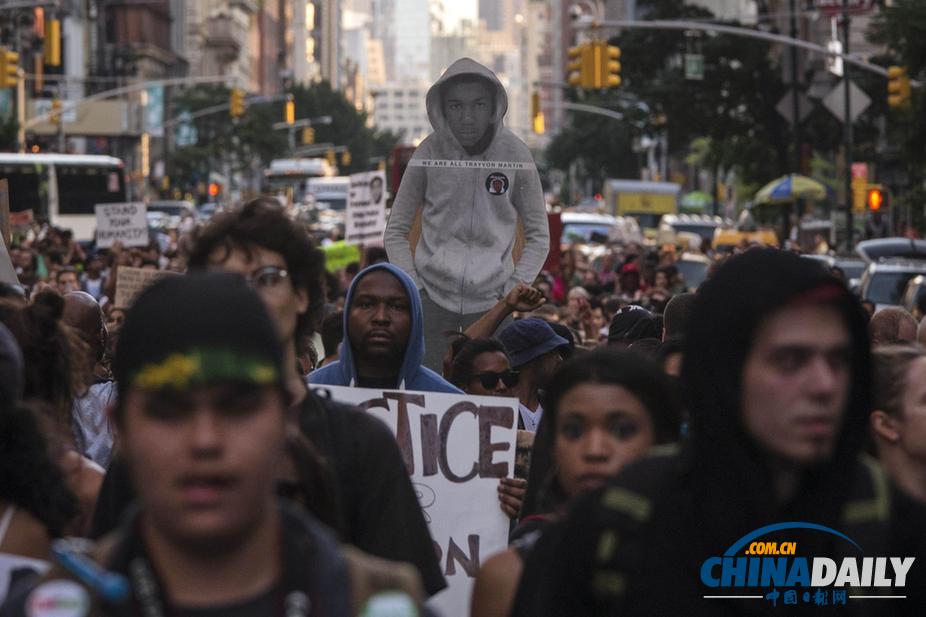 數千人聚集紐約時報廣場 抗議協警槍殺黑人被判無罪