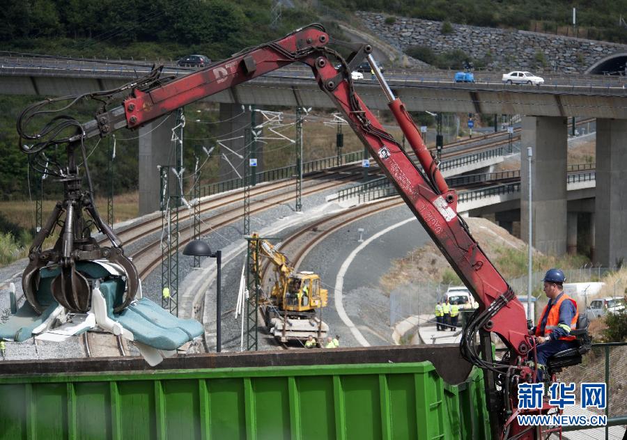 西班牙火車(chē)脫軌事故已80人死亡 全國(guó)哀悼三天