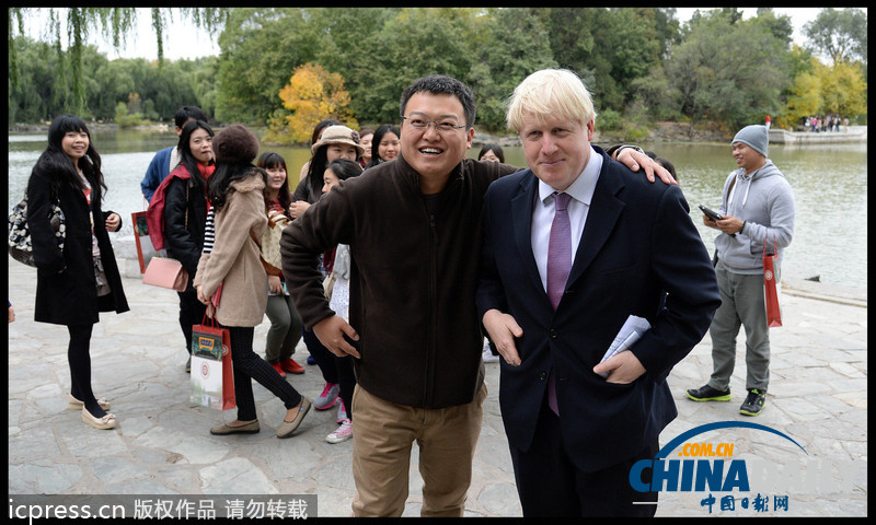 倫敦市長(zhǎng)訪華參觀北大 豎大拇指與學(xué)生合影（圖）