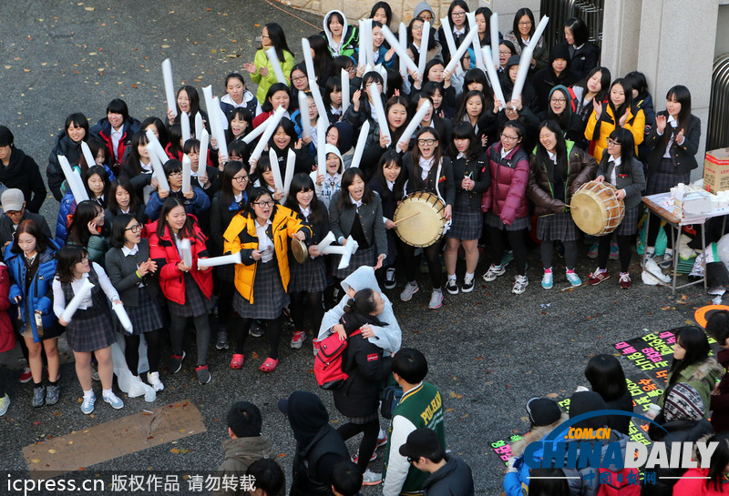 組圖：韓國高考今日舉行 學子跪地祈福警察騎摩托護送