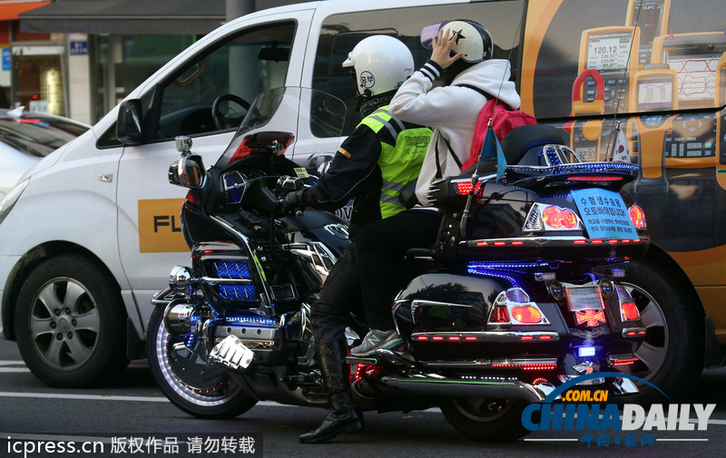 組圖：韓國(guó)高考今日舉行 學(xué)子跪地祈福警察騎摩托護(hù)送