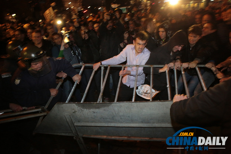 保加利亞學生舉行反政府示威 與警察激烈沖突