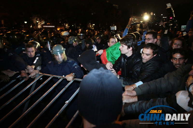 保加利亞學(xué)生舉行反政府示威 與警察激烈沖突