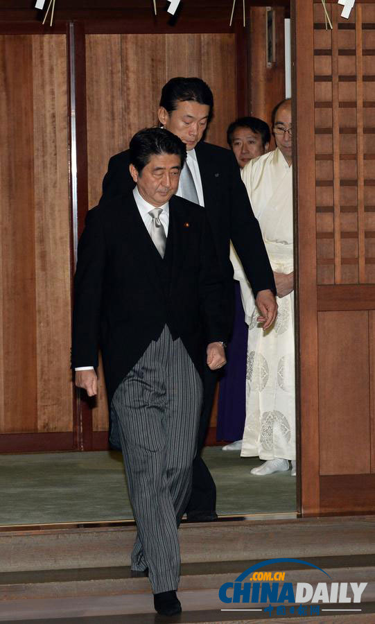 安倍晉三在神職人員引領(lǐng)下參拜靖國神社
