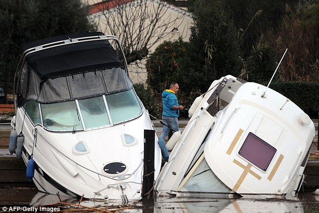 法國南部暴雨引發(fā)洪災 2人死亡數(shù)千人受影響