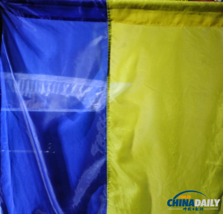 烏克蘭民眾雨中悼念死難者 季莫申科現(xiàn)身獨(dú)立廣場(chǎng)