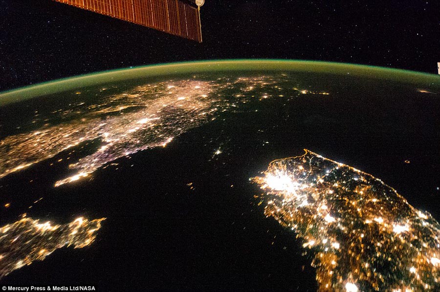 朝鮮半島夜晚燈光對比明顯 南邊燈火通明北邊漆黑一片
