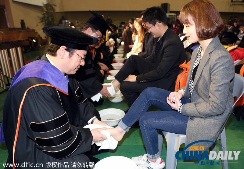 韓國大學(xué)校長教授為學(xué)生集體洗腳表達(dá)關(guān)愛（圖）