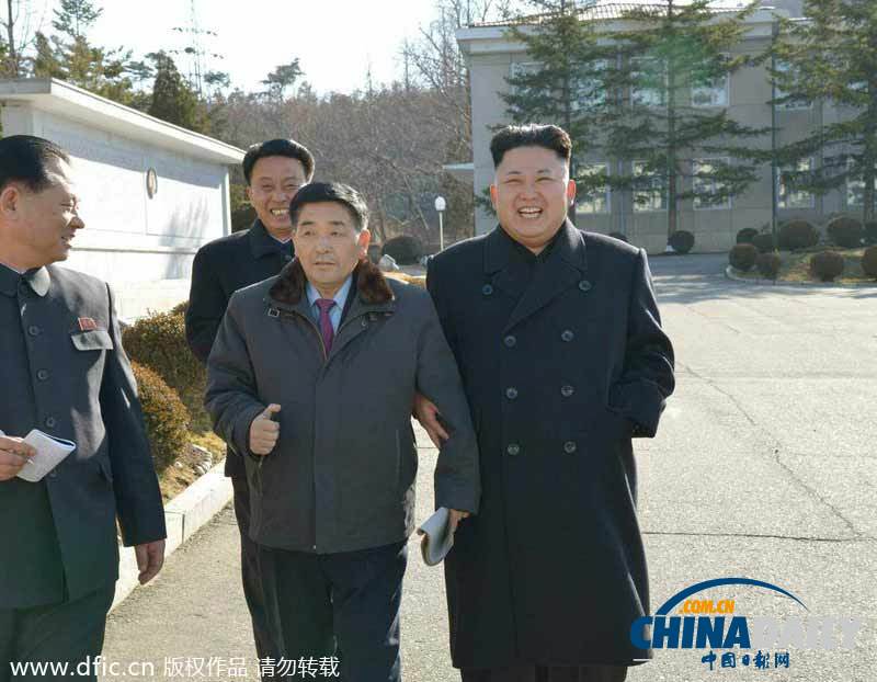 金正恩視察工廠心情大好 微笑挽著干部手臂