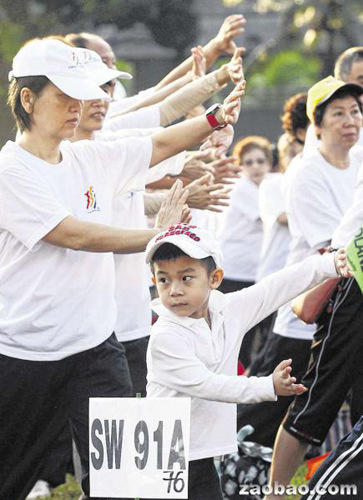 新加坡近4000華人表演太極創紀錄 最小者4歲