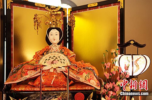 日本男子擺放女兒節(jié)人偶照 紀(jì)念海嘯中遇難妻子