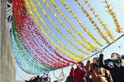 日本地震受災(zāi)城市裝點(diǎn)千紙鶴祈愿