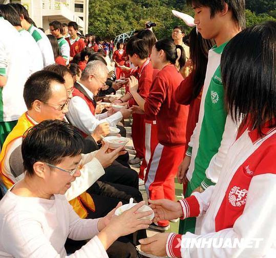 臺(tái)北一高中4千人一起搓湯圓迎冬至